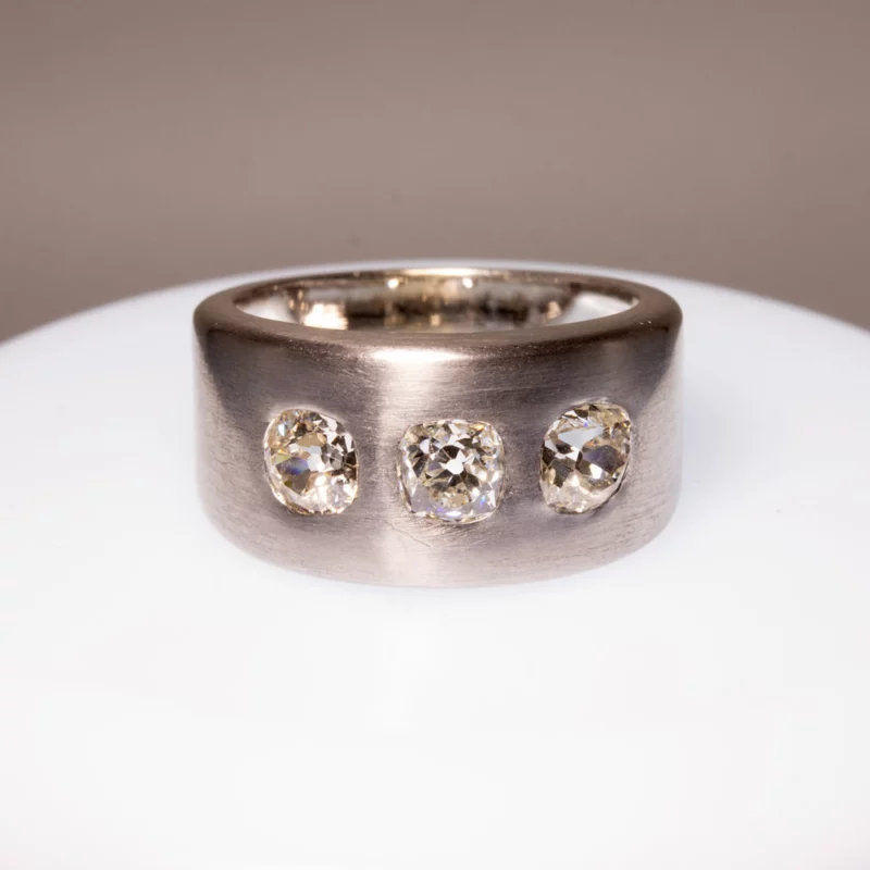 Bague jonc contemporaine 3 diamants taille ancienne