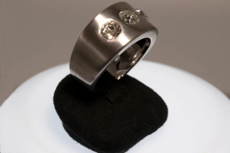 Bague jonc contemporaine 3 diamants taille ancienne