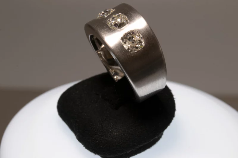 Bague jonc contemporaine 3 diamants taille ancienne