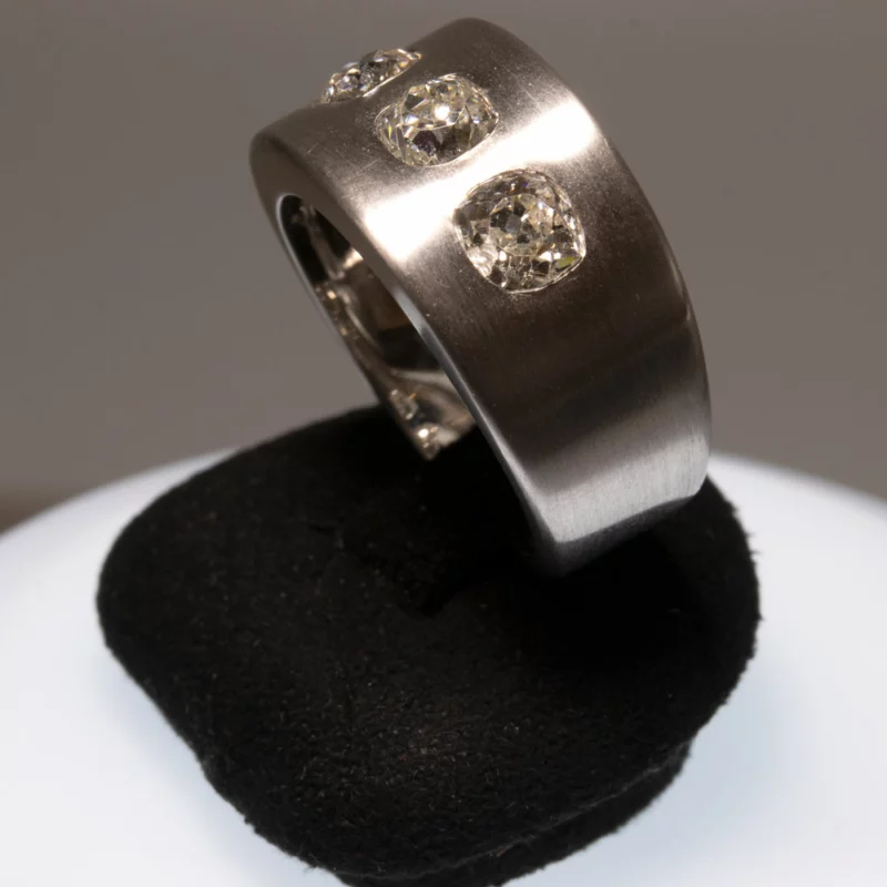 Bague jonc contemporaine 3 diamants taille ancienne