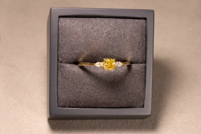 Bague diamants jaune et blancs sur or jaune
