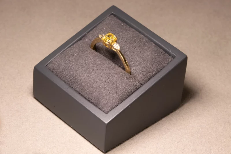 Bague diamants jaune et blancs sur or jaune