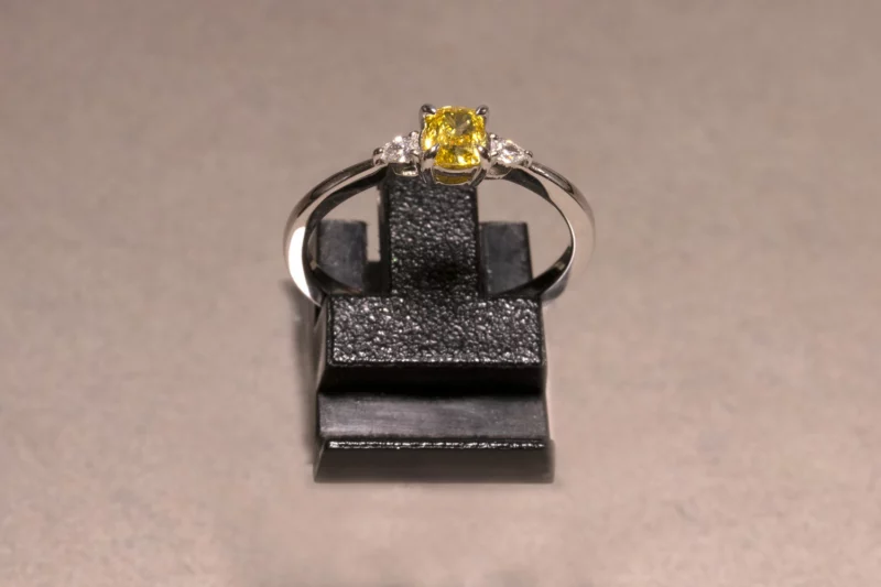 Bague diamants jaune et blancs sur or blanc