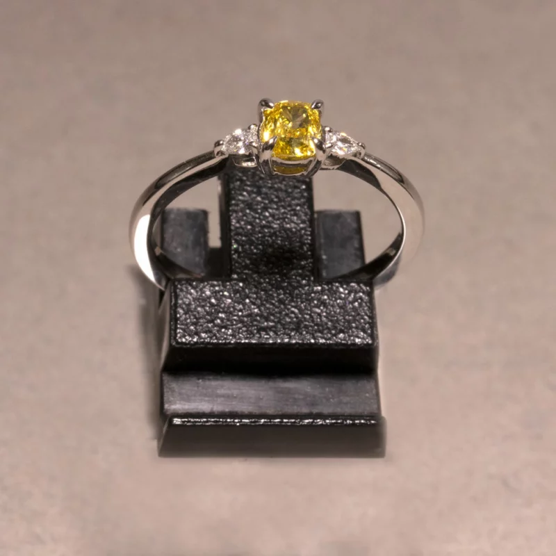 Bague diamants jaune et blancs sur or blanc