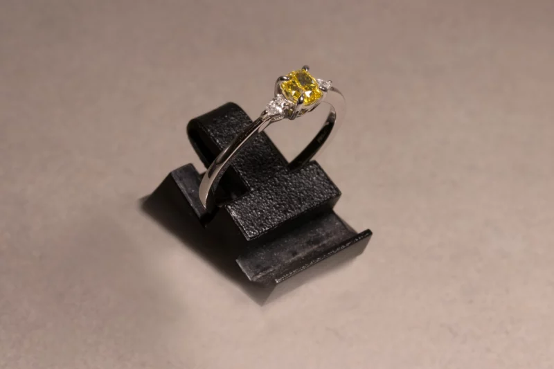 Bague diamants jaune et blancs sur or blanc – Image 3