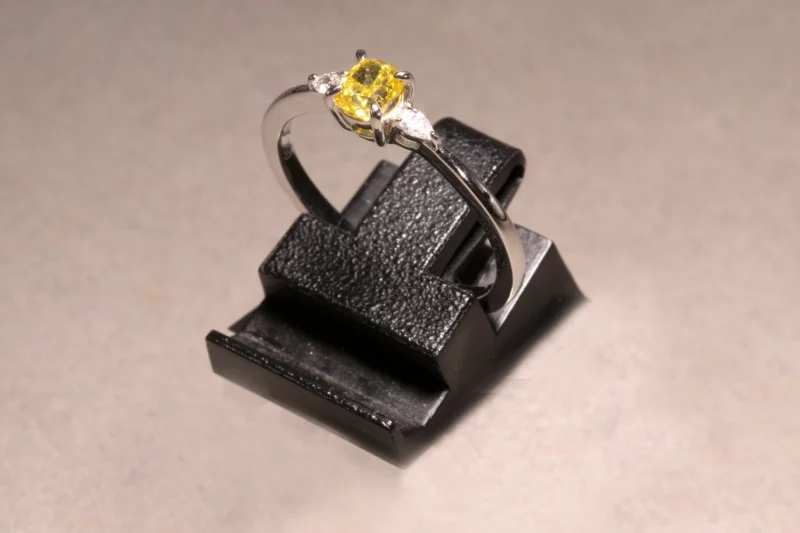 Bague diamants jaune et blancs sur or blanc – Image 2