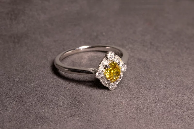 Bague losange diamant jaune et diamants blancs