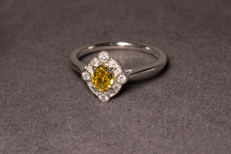 Bague losange diamant jaune et diamants blancs