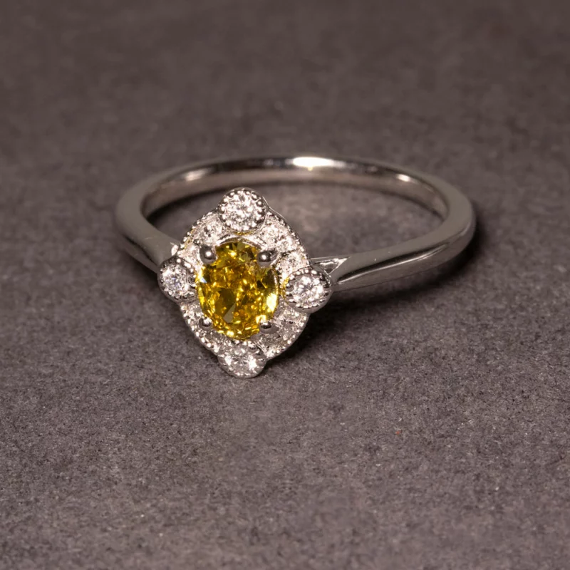Bague losange diamant jaune et diamants blancs