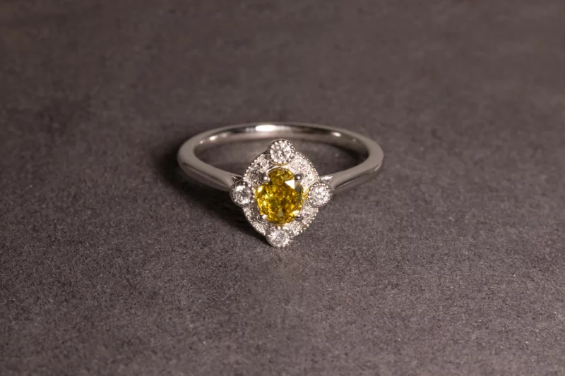 Bague losange diamant jaune et diamants blancs