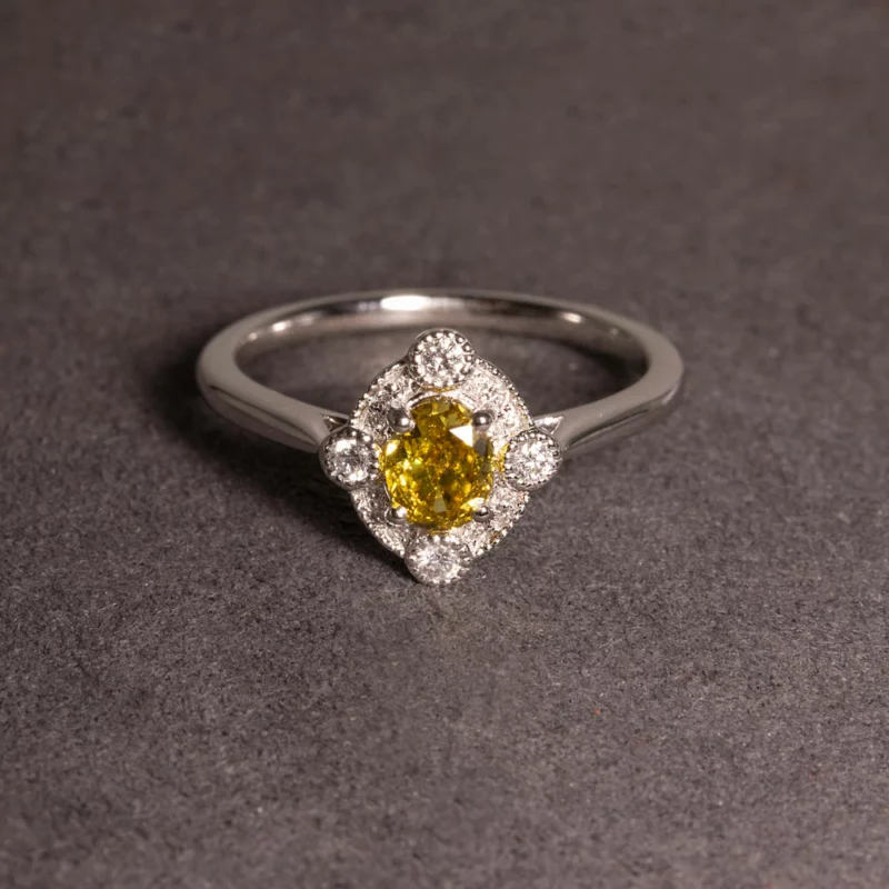 Bague losange diamant jaune et diamants blancs