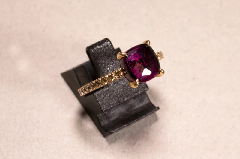 Bague "Pomellato" grenat et diamants bruns