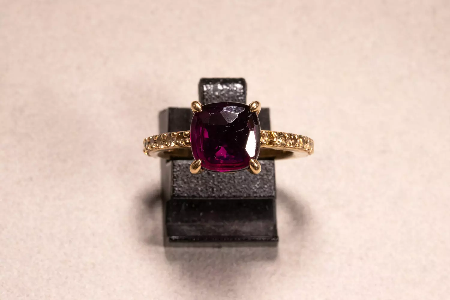 Bague "Pomellato" grenat et diamants bruns