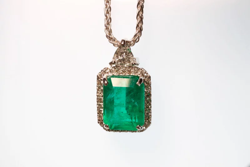 Pendentif émeraude rectangulaire et diamant triangle
