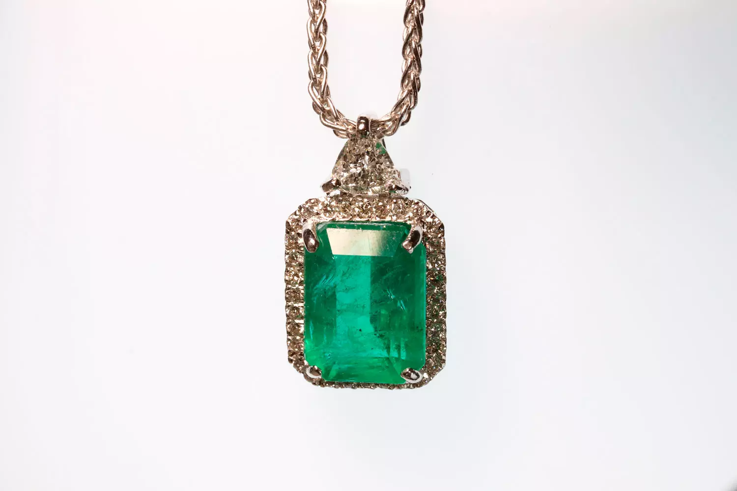 Pendentif émeraude rectangulaire et diamant triangle