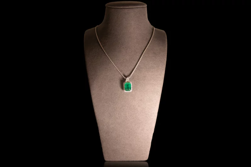 Pendentif émeraude rectangulaire et diamant triangle