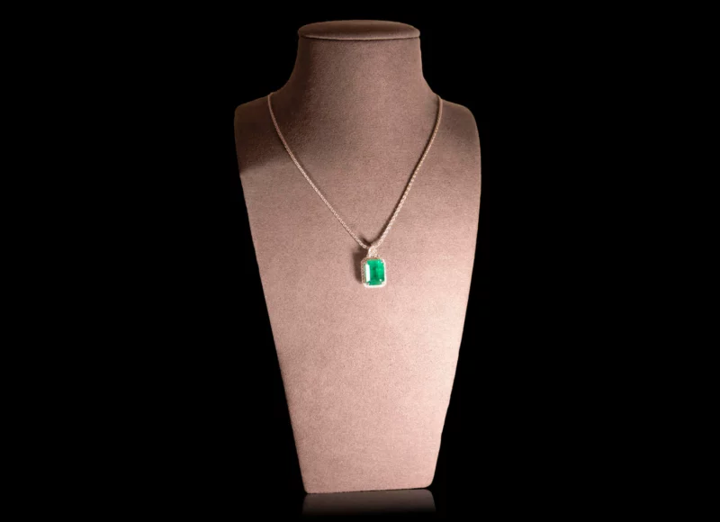 Pendentif émeraude rectangulaire et diamant triangle