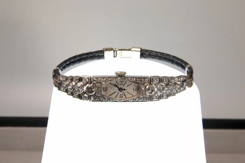 Montre-bracelet platine et diamants Art Déco